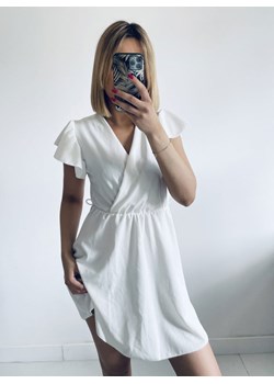 Biała sukienka z przekładanym dekoltem Diamonique - biały ze sklepu pakuten.pl w kategorii Sukienki - zdjęcie 138822532