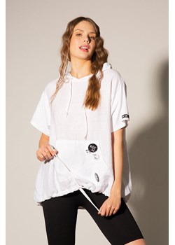 Biała bluza kangurka z krótkim rękawem Ariel ze sklepu Lidia Kalita w kategorii Bluzy damskie - zdjęcie 139238412