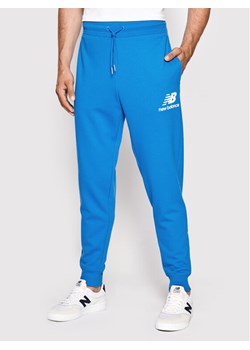 New Balance Spodnie dresowe Essentials Stacked Logo MP03558 Niebieski Athletic Fit ze sklepu MODIVO w kategorii Spodnie męskie - zdjęcie 139482321