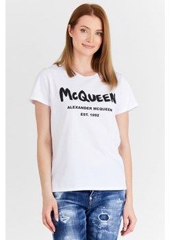 ALEXANDER MCQUEEN - Biały t-shirt damski z logo ze sklepu outfit.pl w kategorii Bluzki damskie - zdjęcie 139557013