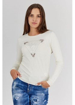 GUESS - Kremowy sweterek damski z wyszywanym logo ze sklepu outfit.pl w kategorii Swetry damskie - zdjęcie 140542912