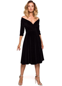 Welurowa sukienka z dekoltem na ramionach czarna M645, Kolor czarny, Rozmiar L, MOE ze sklepu Primodo w kategorii Sukienki - zdjęcie 140705041