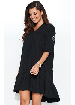 Sukienka oversize z falbaną i aplikacją NU380, Kolor czarny, Rozmiar uniwersalny, NUMINOU ze sklepu Primodo w kategorii Sukienki - zdjęcie 140707690