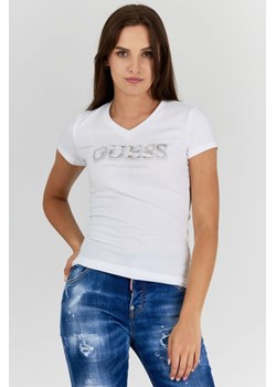 GUESS - Biały t-shirt damski z metalicznym logo i cyrkoniami ze sklepu outfit.pl w kategorii Bluzki damskie - zdjęcie 140775622