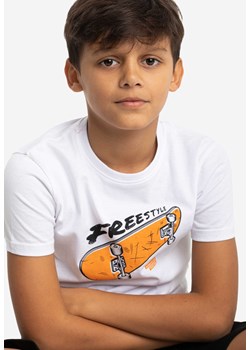 Biała koszulka chłopięca z nadrukiem deskorolki T-FONTER JUNIOR ze sklepu Volcano.pl w kategorii T-shirty chłopięce - zdjęcie 140948953