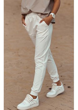 Dresowe spodnie damskie z prostą nogawką M732, Kolor śmietankowy, Rozmiar L/XL, Makadamia ze sklepu Primodo w kategorii Spodnie damskie - zdjęcie 140979973