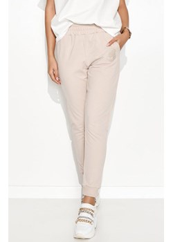 Dresowe spodnie damskie z prostą nogawką M732, Kolor beżowy, Rozmiar S/M, Makadamia ze sklepu Primodo w kategorii Spodnie damskie - zdjęcie 141017350