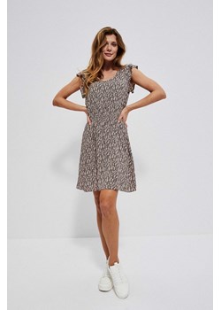 Wzorzysta sukienka z wiskozy ceglasta ze sklepu Moodo.pl w kategorii Sukienki - zdjęcie 141708261