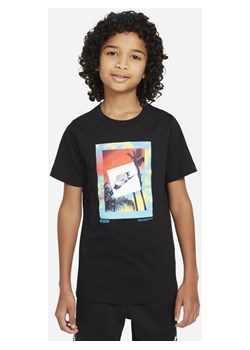 T-shirt dla dużych dzieci (chłopców) Nike Sportswear - Czerń ze sklepu Nike poland w kategorii T-shirty chłopięce - zdjęcie 141746030