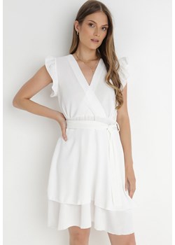 Biała Sukienka Kopertowa z Falbankami i Wiązaniem Dalim ze sklepu Born2be Odzież w kategorii Sukienki - zdjęcie 141769590
