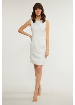 Elegancka sukienka z subtelnym wzorem ze sklepu MONNARI w kategorii Sukienki - zdjęcie 142070834