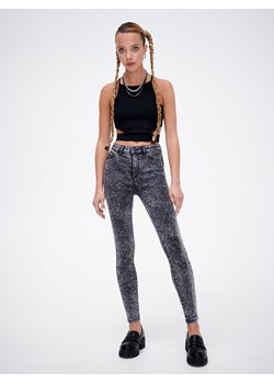Cropp - Szare jeansy skinny push up - Szary ze sklepu Cropp w kategorii Jeansy damskie - zdjęcie 142102690