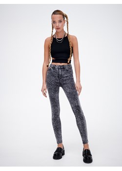 Cropp - Szare jeansy skinny push up - szary ze sklepu Cropp w kategorii Jeansy damskie - zdjęcie 142102690