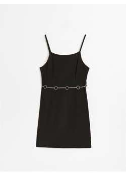 Dopasowana sukienka z łańcuszkowym paskiem - Czarny ze sklepu House w kategorii Sukienki - zdjęcie 142158403