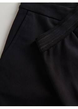 Reserved - Spodnie z elastyczną talią - Czarny ze sklepu Reserved w kategorii Spodnie damskie - zdjęcie 142337164