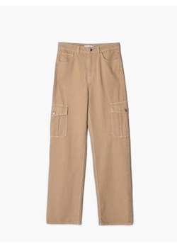 Cropp - Beżowe jeansy straight z kieszeniami cargo - beżowy ze sklepu Cropp w kategorii Jeansy damskie - zdjęcie 142492143