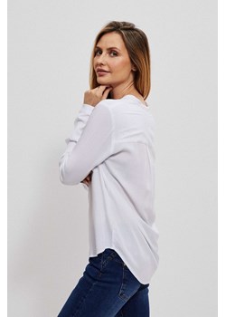 Ozdobna koszula z zamkiemi kieszeniami biała ze sklepu Moodo.pl w kategorii Bluzki damskie - zdjęcie 142552503