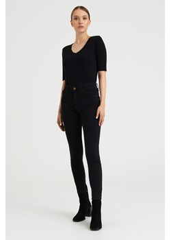 Czarne jeansy skinny push up ze sklepu Greenpoint.pl w kategorii Jeansy damskie - zdjęcie 142736843