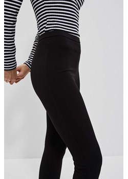 Gładkie spodnie o długości 7/8 czarne ze sklepu Moodo.pl w kategorii Spodnie damskie - zdjęcie 142869334