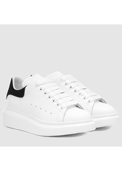 ALEXANDER MCQUEEN -  Białe sneakersy damskie z czarnym napiętkiem ze sklepu outfit.pl w kategorii Buty sportowe damskie - zdjęcie 142980704