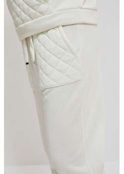 Spodnie dresowe z pikowanymi kieszeniami ze sklepu Moodo.pl w kategorii Spodnie damskie - zdjęcie 143223334