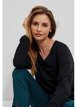Bluza z długimi rękawami i dekoltem V czarna ze sklepu Moodo.pl w kategorii Bluzy damskie - zdjęcie 143223372