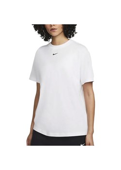 Koszulka Nike Sportswear Essentials DN5697-100 - biała ze sklepu streetstyle24.pl w kategorii Bluzki damskie - zdjęcie 143264201