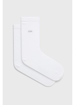 Calvin Klein skarpetki (2-pack) damskie kolor biały ze sklepu ANSWEAR.com w kategorii Skarpetki męskie - zdjęcie 143388480
