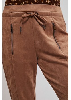 Dresowe spodnie z zapinanymi kieszeniami kawowe ze sklepu Moodo.pl w kategorii Spodnie damskie - zdjęcie 143442544