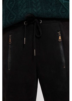 Dresowe spodnie z zapinanymi kieszeniami czarne ze sklepu Moodo.pl w kategorii Spodnie damskie - zdjęcie 143442562