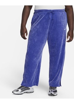 Damskie spodnie welurowe z szerokimi nogawkami Nike Sportswear (duże rozmiary) - Niebieski ze sklepu Nike poland w kategorii Spodnie damskie - zdjęcie 143498823
