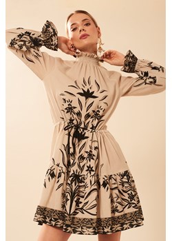 Beżowa mini sukienka z ozdobną stójką Leaf ze sklepu Lidia Kalita w kategorii Sukienki - zdjęcie 143499514