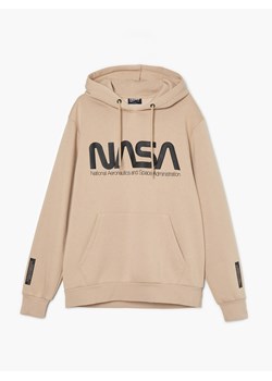 Cropp - Bluza z kapturem i nadrukiem NASA - beżowy ze sklepu Cropp w kategorii Bluzy męskie - zdjęcie 143653742