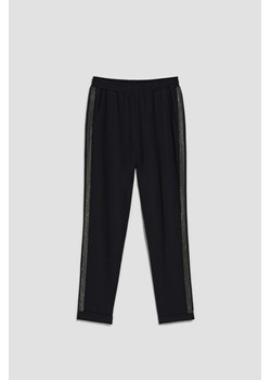 Gładkie spodnie z lampasami czarne ze sklepu Moodo.pl w kategorii Spodnie damskie - zdjęcie 143699333