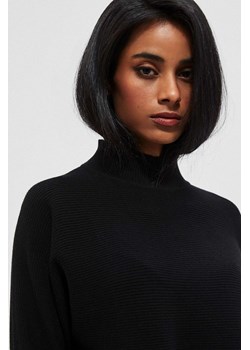 Sweter w prążki z półgolfem czarny ze sklepu Moodo.pl w kategorii Swetry damskie - zdjęcie 143699393