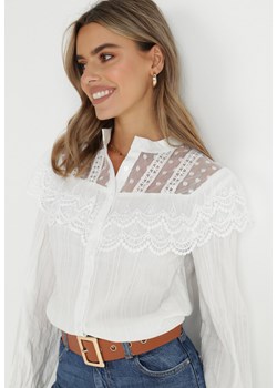 Biała Koszula z Falbanką i Koronką Chionothoe ze sklepu Born2be Odzież w kategorii Koszule damskie - zdjęcie 143702513