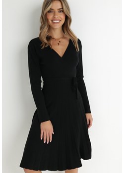 Czarna Sukienka Dzianinowa z Wiązaniem i Plisowanym Dołem Cilladia ze sklepu Born2be Odzież w kategorii Sukienki - zdjęcie 143808581