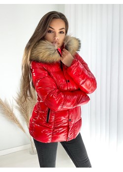 ciepła zimowa kurtka w połysku "dubaj" z kapturem i futrem kolor czerwony ze sklepu STYLOWO w kategorii Kurtki damskie - zdjęcie 144281394