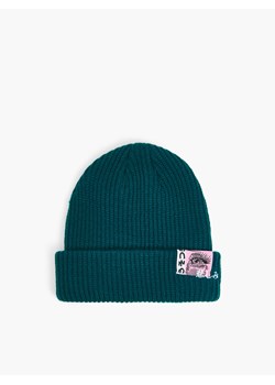 Cropp - Ciemnozielona czapka beanie z naszywką - zielony ze sklepu Cropp w kategorii Czapki zimowe męskie - zdjęcie 144327583