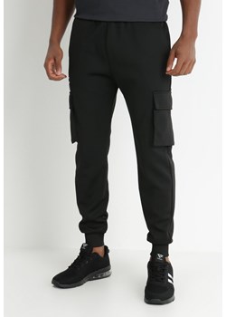 Czarne Spodnie Dresowe Essaia ze sklepu Born2be Odzież w kategorii Spodnie męskie - zdjęcie 144358174