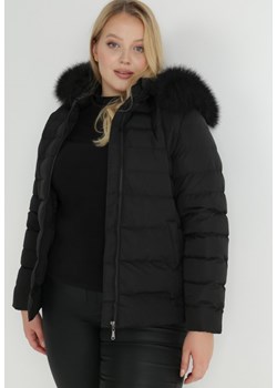 Czarna Kurtka Krótka Pikowana z Futerkiem przy Kapturze Daen ze sklepu Born2be Odzież w kategorii Kurtki damskie - zdjęcie 144473063