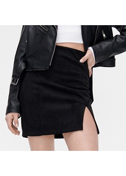 Cropp - Czarna spódnica mini z rozcięciem - Czarny ze sklepu Cropp w kategorii Spódnice - zdjęcie 144602180