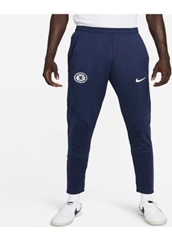 Męskie spodnie piłkarskie Nike Dri-FIT Chelsea F.C. Strike - Niebieski ze sklepu Nike poland w kategorii Spodnie męskie - zdjęcie 144653514