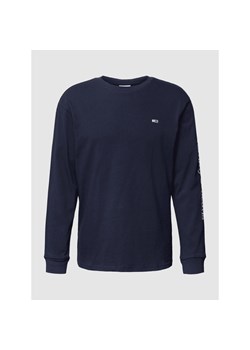 Bluzka z długim rękawem i wyhaftowanym logo model ‘SERIF’ ze sklepu Peek&Cloppenburg  w kategorii T-shirty męskie - zdjęcie 144976892