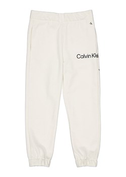 Calvin Klein Spodnie dresowe w kolorze białym ze sklepu Limango Polska w kategorii Spodnie chłopięce - zdjęcie 145045842
