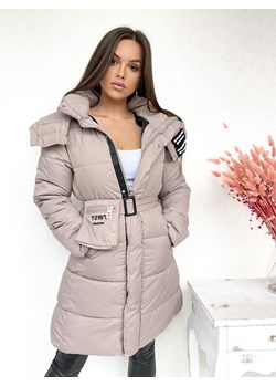 długi zimowy płaszcz oksana z paskiem i saszetką - beżowy ze sklepu STYLOWO w kategorii Płaszcze damskie - zdjęcie 145054293