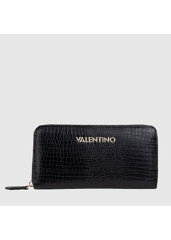 VALENTINO BAGS - Duży czarny portfel damski we wzór krokodyla ze sklepu outfit.pl w kategorii Portfele damskie - zdjęcie 145075614