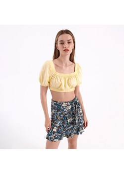 Krótka bluzka z elastycznym dekoltem - Żółty ze sklepu House w kategorii Bluzki damskie - zdjęcie 145176251