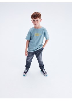 Reserved - Jeansowe joggery - szary ze sklepu Reserved w kategorii Spodnie chłopięce - zdjęcie 145195011