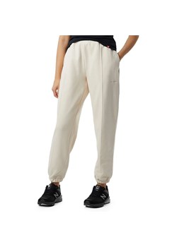 Spodnie New Balance WP23553GIE - beżowe ze sklepu streetstyle24.pl w kategorii Spodnie damskie - zdjęcie 145242793